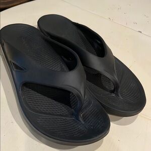 OOFOS Black Flip Flops size 11 men’s